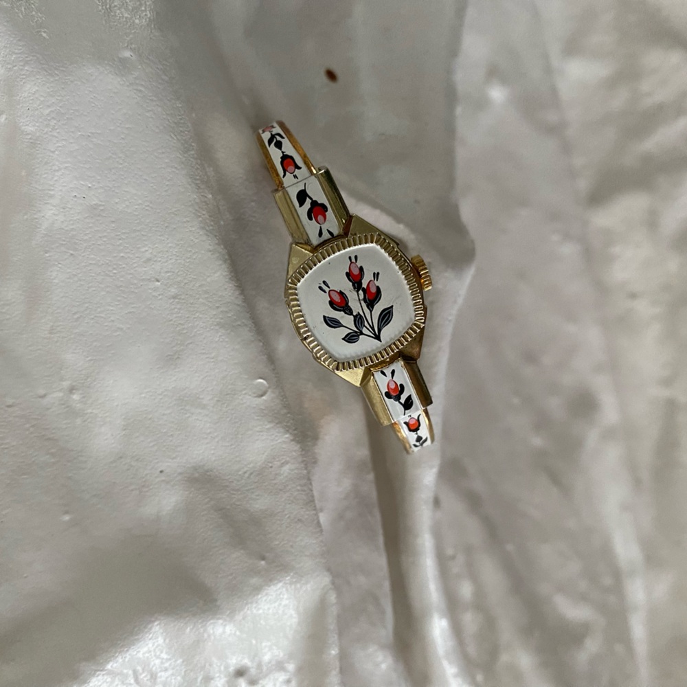Swiss Made Vintage peekaboo watch
